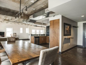 329 E Colorado Blvd in Dallas, TX - Building Photo - Building Photo