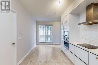 2221 Yonge St in Toronto, ON - Building Photo - Building Photo