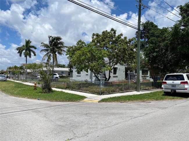 350 SW 34th Ave in Miami, FL - Foto de edificio - Building Photo