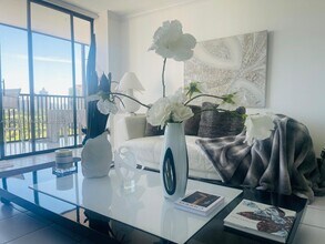 20301 W Country Club Dr in Aventura, FL - Foto de edificio - Building Photo