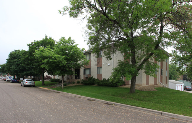 Parkside Apartments in Hopkins, MN - Building Photo - Building Photo