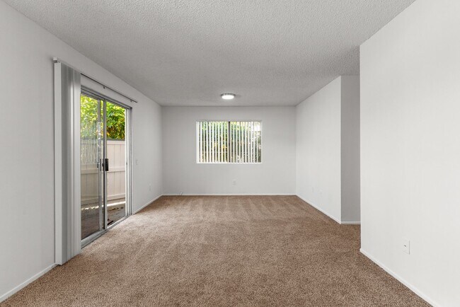 1075 Loma Ave in Long Beach, CA - Foto de edificio - Building Photo