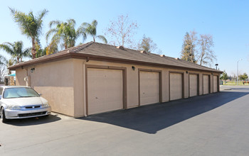 Breakwater Apartments in Bakersfield, CA - Building Photo - Building Photo