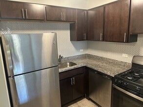 542 W Surf St, Unit 410 in Chicago, IL - Building Photo - Building Photo