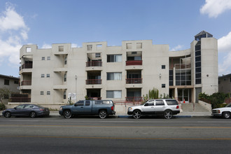 Valley Vanowen Apartments in Winnetka, CA - Building Photo - Building Photo