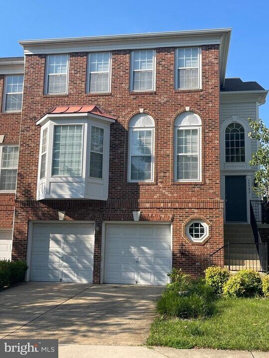 45792 Shagbark Terrace in Sterling, VA - Foto de edificio