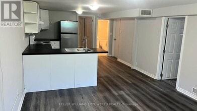 17 Collins Crescent in Aurora, ON - Building Photo - Building Photo