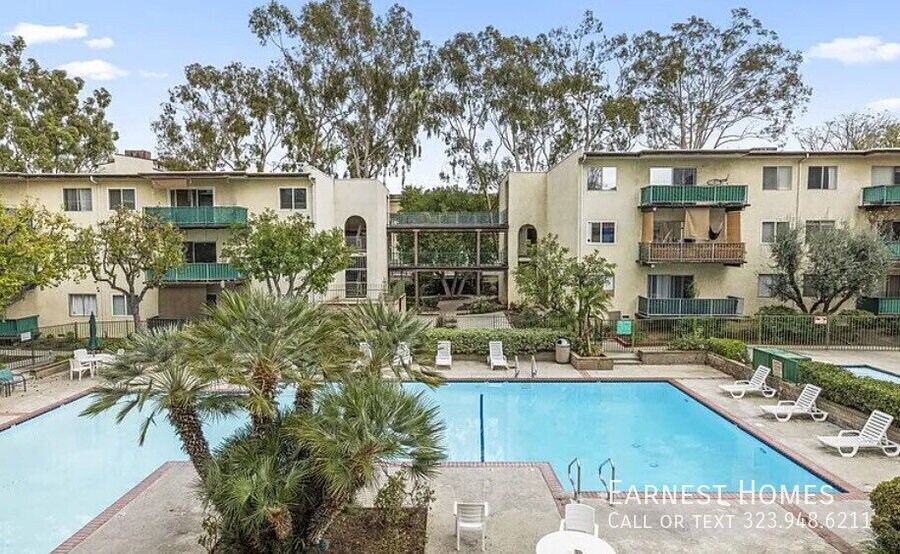 5460 White Oak Ave in Los Angeles, CA - Building Photo