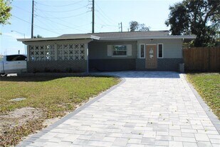 10704 50th Ave N in St. Petersburg, FL - Building Photo