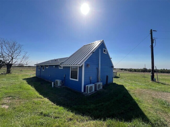 7176 Goehring Rd in Ledbetter, TX - Building Photo - Building Photo