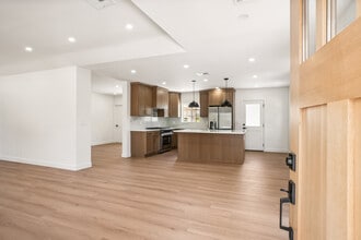 4702 Kraft Ave in North Hollywood, CA - Building Photo - Building Photo
