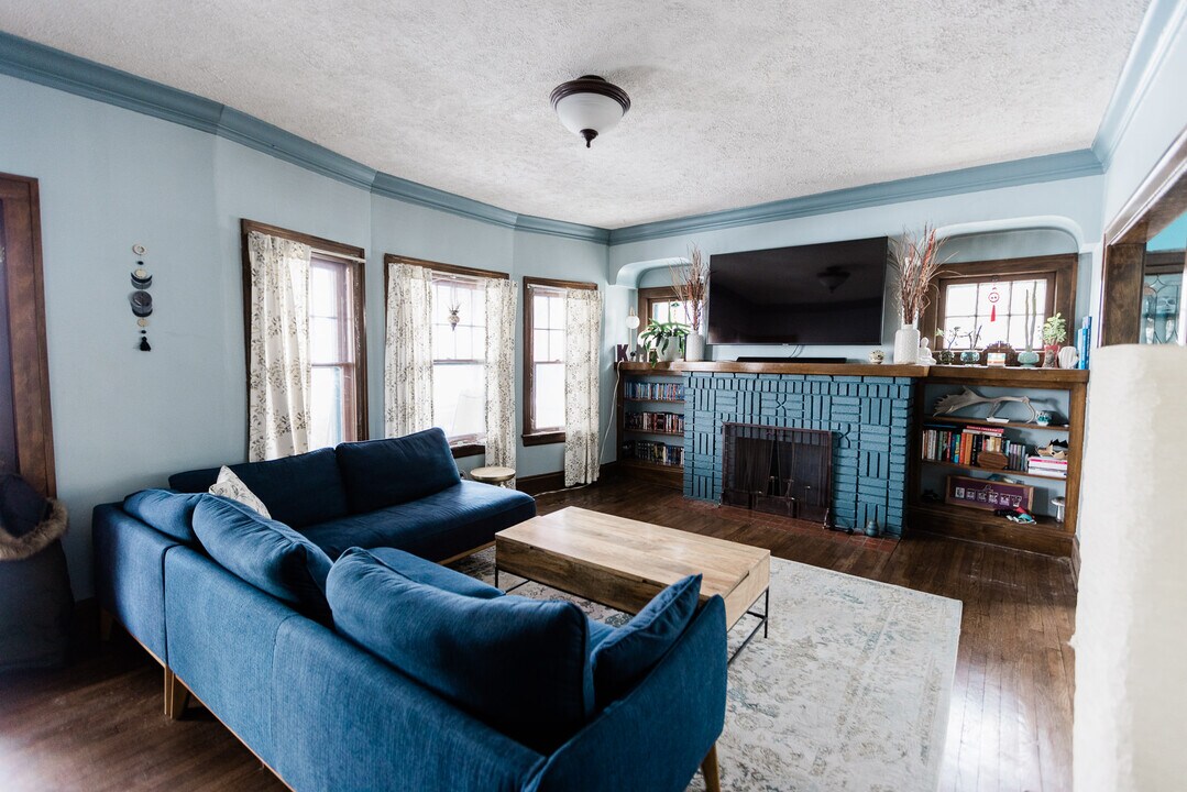 2196 Bunts Rd in Lakewood, OH - Building Photo