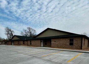 2909 White Rock Rd in Carthage, MO - Building Photo