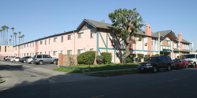 Royal Garden Apartments in Panorama City, CA - Foto de edificio - Building Photo