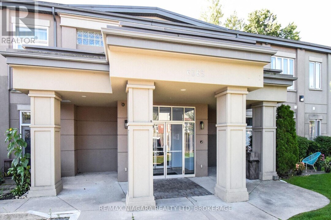 6365 Drummond Rd in Niagara Falls, ON - Foto de edificio