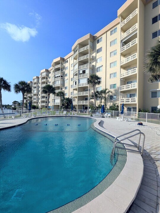 3606 S Peninsula Dr in Port Orange, FL - Building Photo