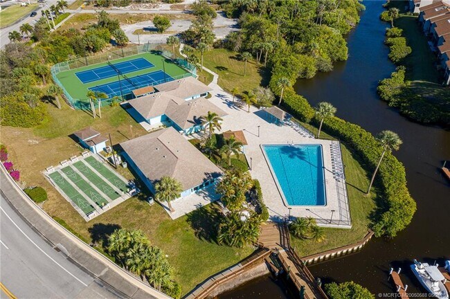 1585 NE Beacon Dr in Jensen Beach, FL - Building Photo - Building Photo