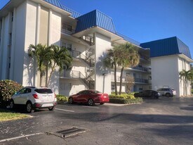 2936 Lake Shore Dr in West Palm Beach, FL - Building Photo