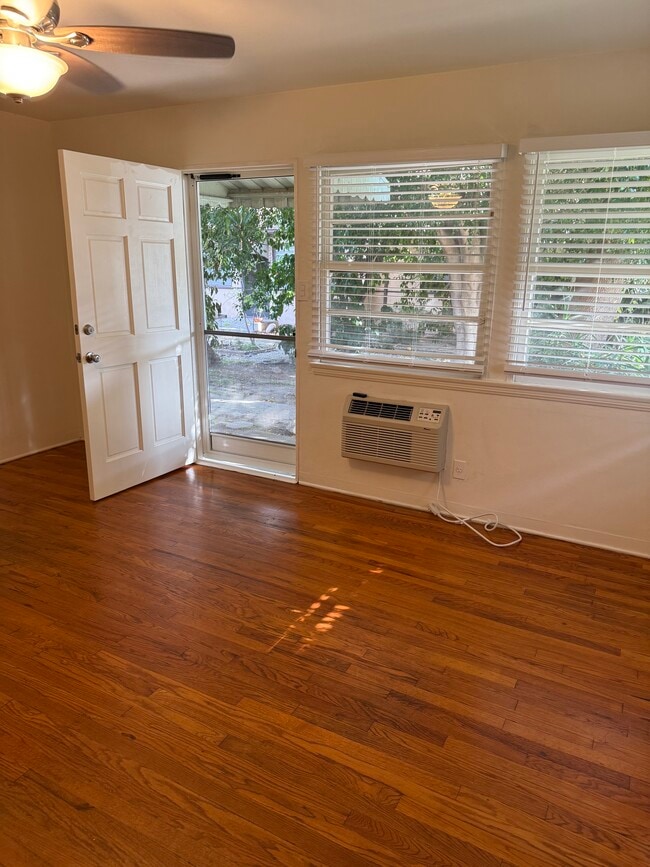 10913 Camarillo St, Unit 913 in North Hollywood, CA - Building Photo - Building Photo