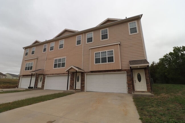 2222 Thompson Dr in Junction City, KS - Building Photo - Building Photo