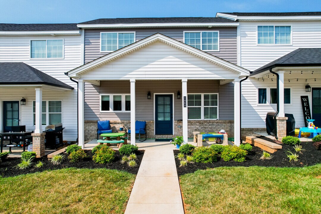 1068 Brownstone Ln in Forest, VA - Foto de edificio