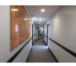 245 W North Ave, Unit 211 in Chicago, IL - Building Photo - Building Photo