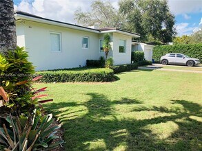 1240 S Alhambra Cir in Coral Gables, FL - Building Photo - Building Photo