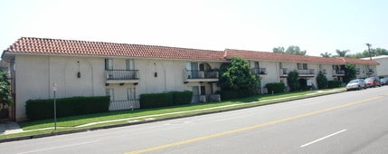 Carson Oakwood Apartments in Sherman Oaks, CA - Foto de edificio - Building Photo