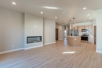 5846 James Dr W in West Fargo, ND - Building Photo - Building Photo