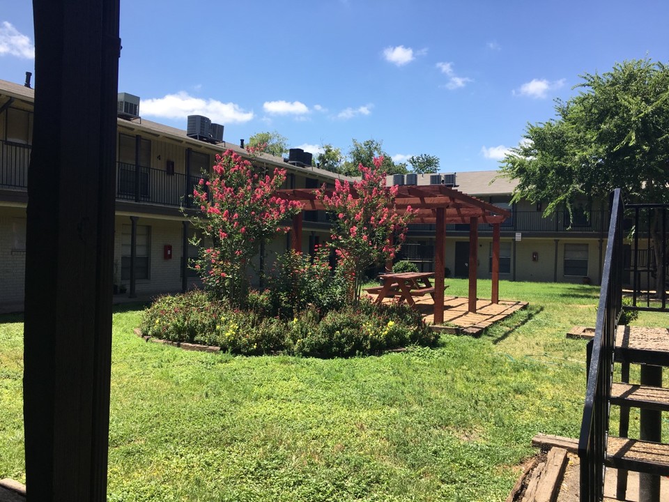 Clayton Lane Apartments in Austin, TX - Foto de edificio