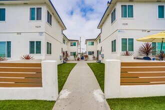 10239 Woodworth Ave in Inglewood, CA - Foto de edificio - Building Photo
