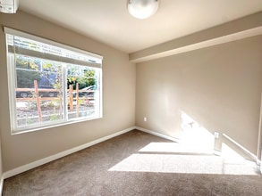 15423 Admiralty Way in Lynnwood, WA - Building Photo - Building Photo