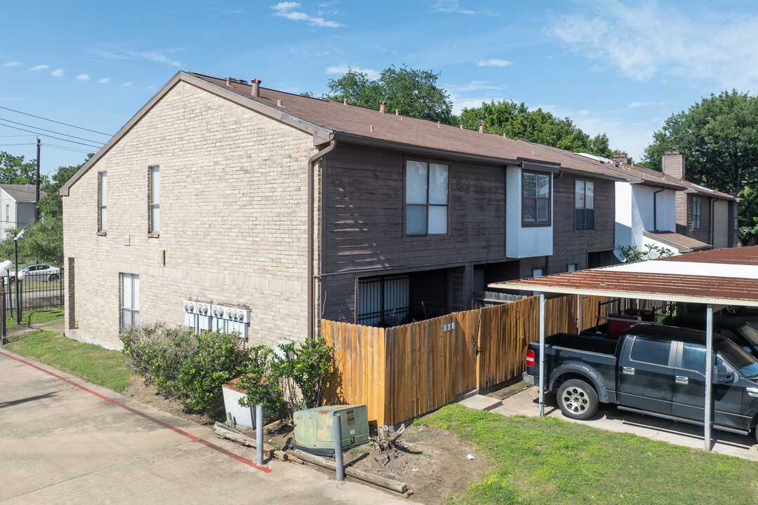 Fondren Crossing in Houston, TX - Building Photo