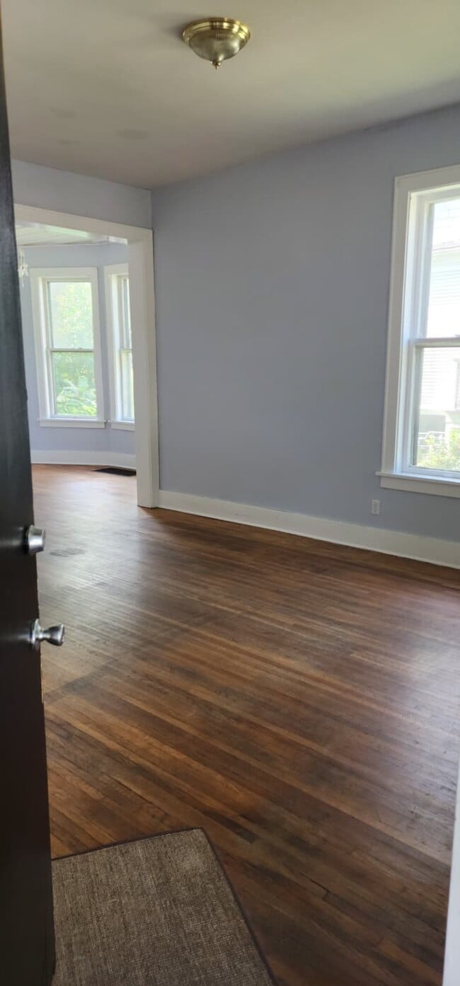 1213 E Jefferson St, Unit A in Bloomington, IL - Building Photo - Building Photo