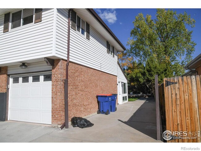 1251 S Dover Way in Lakewood, CO - Building Photo - Building Photo