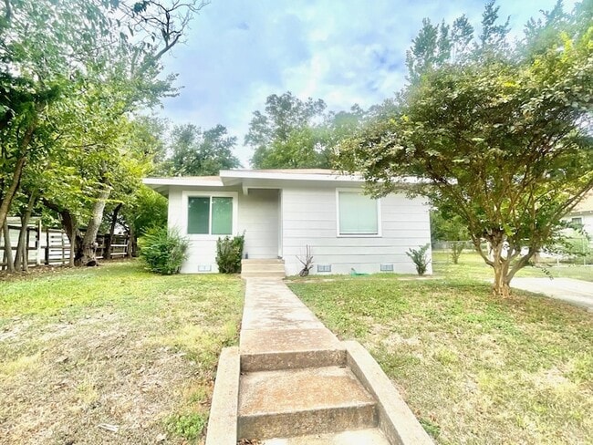 1109 Davis St in Taylor, TX - Foto de edificio - Building Photo
