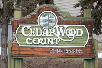 Cedarwood Court in Edmonton, AB - Building Photo - Building Photo