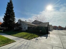 1237 W Spruce Ave, Unit 1239 in Fresno, CA - Building Photo