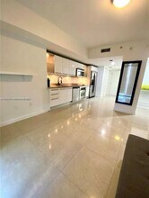 185 SW 7th St, Unit 1406 in Miami, FL - Foto de edificio - Building Photo