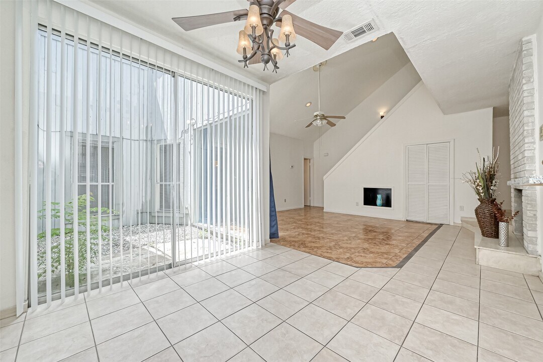 10725 Boardwalk St in Houston, TX - Building Photo