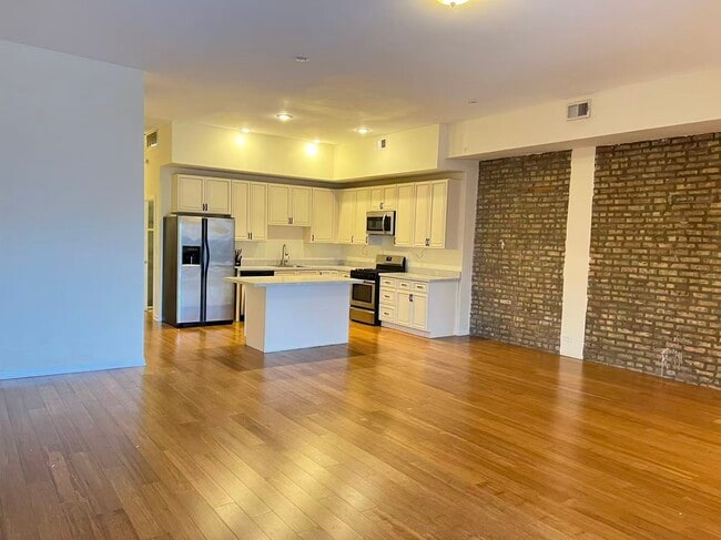 2358 N Clybourn Ave, Unit 3 in Chicago, IL - Building Photo - Building Photo