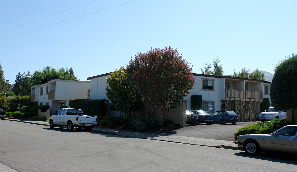 Fairway Arms Apartments in Santa Rosa, CA - Building Photo