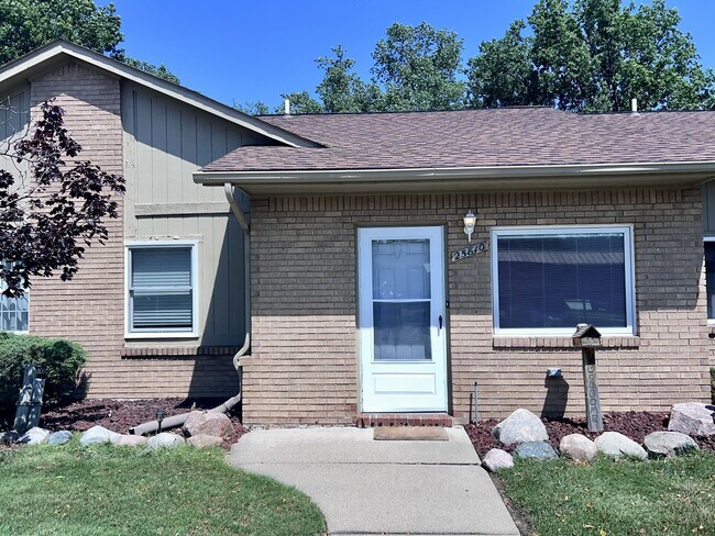 25810 Lira Ln in Warren, MI - Building Photo - Building Photo