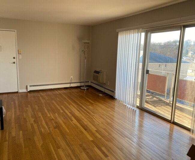 364 Hoover Ave, Unit 122 in Bloomfield, NJ - Building Photo - Building Photo