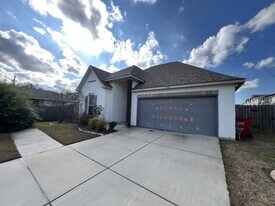 14401 Sterling Oaks Dr in Gonzales, LA - Building Photo