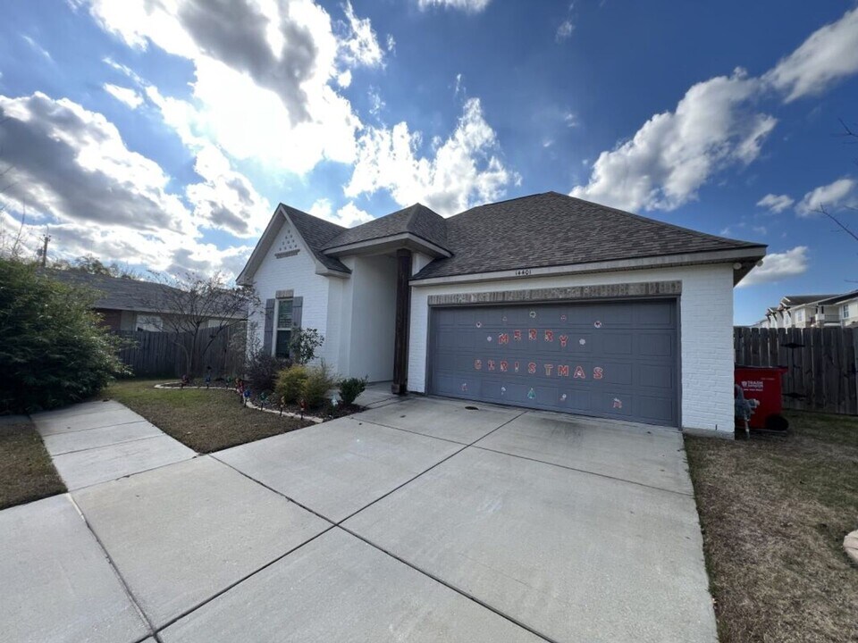 14401 Sterling Oaks Dr in Gonzales, LA - Building Photo