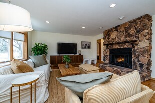 2767 Oakwood Ln in St. Joseph, MI - Building Photo