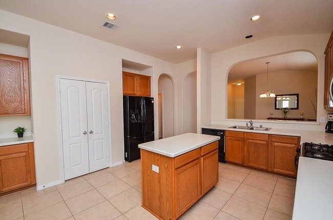 614 W Newport Bend