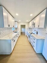 13825 NE Knott St in Portland, OR - Building Photo