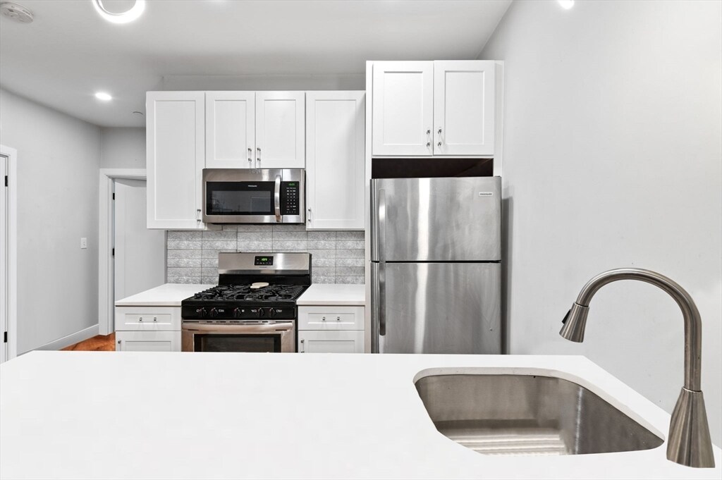 283 Chelsea St in Boston, MA - Building Photo